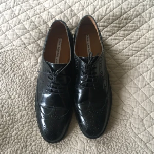  - Jättefina svarta brogues från Other Stories. Använda en gång så fortfarande i väldigt fint skick. Har jättefina detaljer runt om o är väldigt sköna. Frakt tillkommer +80kr. Nypris: 1000kr