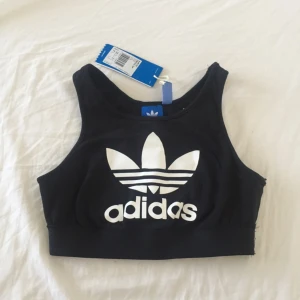  - Adidas top, aldrig använd med prislappen kvar!  