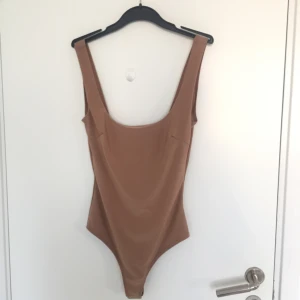  - Säljer en jättefin beige body som aldrig har används! Prislappen är kvar! Storlek XS! 