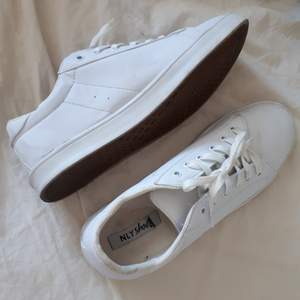 Vita skor i hårdare material 