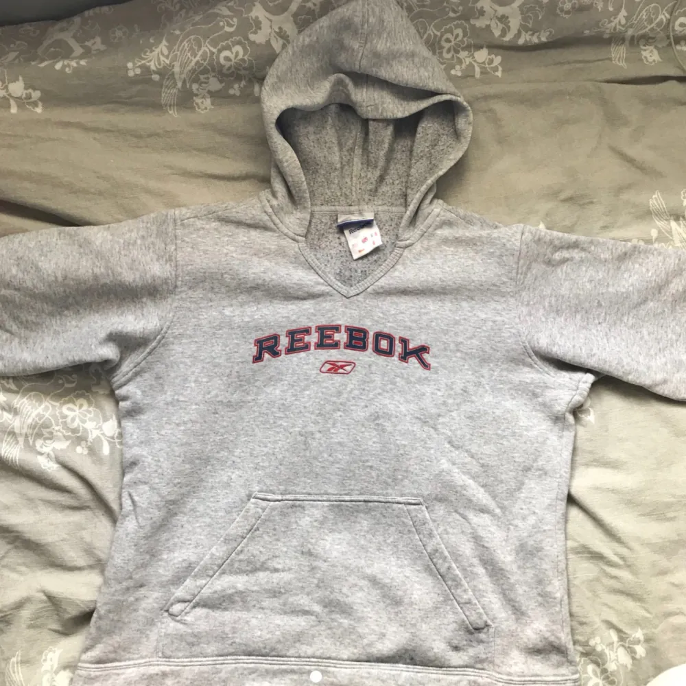 Vintage hoodie från Reebok. Står att det är en L men skulle säga att man kan ha den om man är s/m. Köparen står för frakt. . Hoodies.