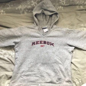 - Vintage hoodie från Reebok. Står att det är en L men skulle säga att man kan ha den om man är s/m. Köparen står för frakt. 