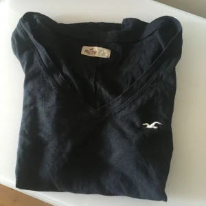  - Snygg Hollister-T-shirt. Funkar till allt, jättebra passform. Köparen betalar frakt, samfraktar givetvis ☺️ Kan mötas upp i Göteborg eller omkring Åmål! 