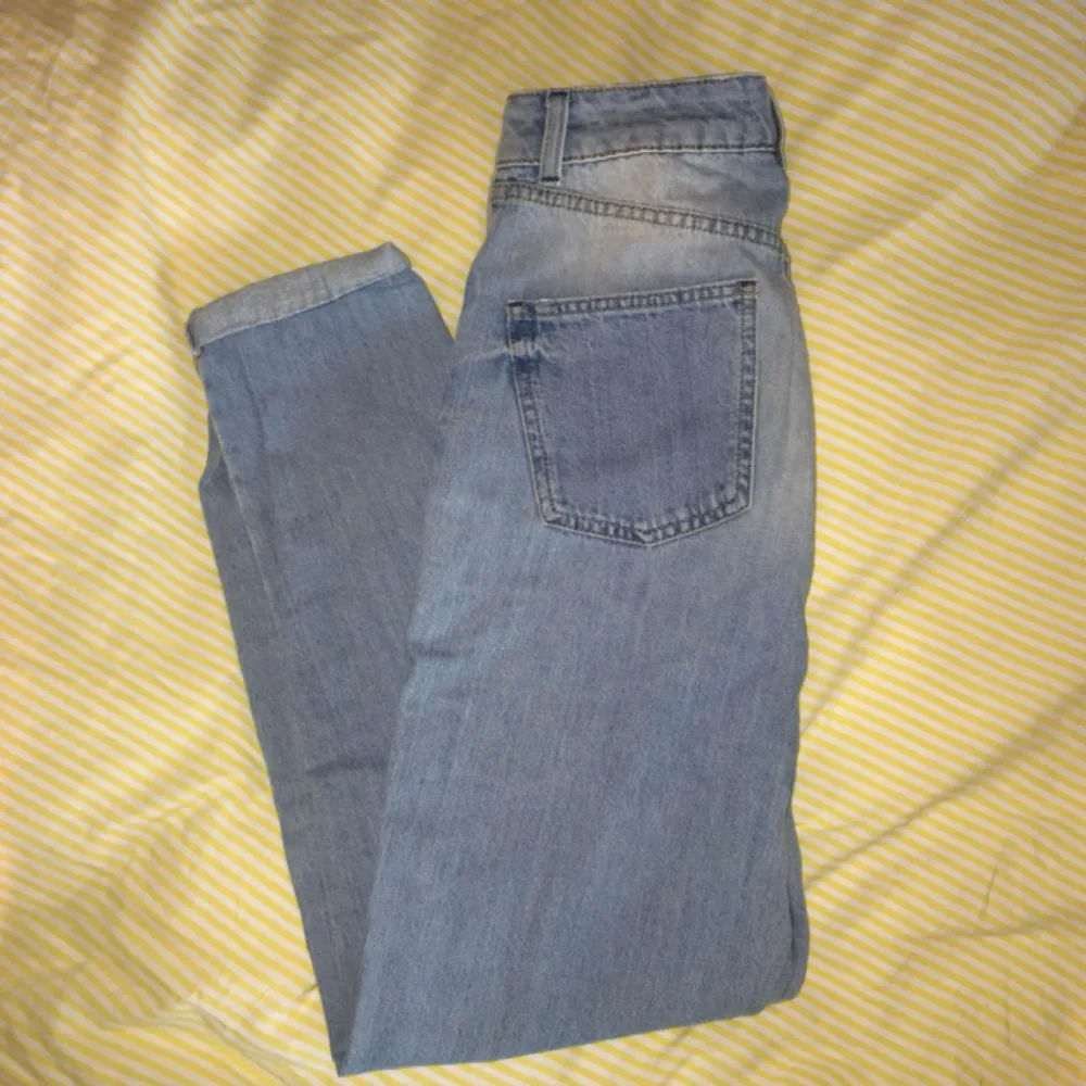 ljusa mom-jeans från topshop, storlek W26 L32 (cm-mått på sista bilden). sitter snyggt & har hög midja! passar tyvärr inte längre mig! de är inte så stretchiga!!! frakten står köparen för . Jeans & Byxor.