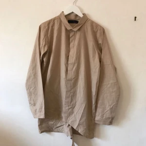  - Ball beige skjorta eller skjortklänning med dold knäppning och knäppning på insidan längst ned (se bild). Märkt S men tror även den går för XS och M. Nice nu till sommaren med jeans eller barbent!  Kan mötas i Stockholm eller skicka mot fraktkostnad! ✨🌸✨