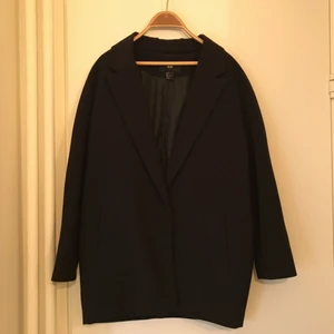  - Overzise supersnygg kavaj från hm. Sparsamt använd. Kan mötas i Stockholm alt köparen står för frakten. 