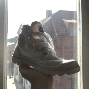  - Vita palladium skor, super fräscha och endast använda i 1 månad. Frakt tillkommer!