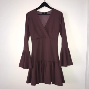  - Elegant klänning från NLY. Aldrig använd, bara provat den. Sitter perfekt på kroppen. Priset kan diskuteras 💖  Frakt: 39kr