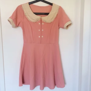  - Rosa klämning, uppskattar storleken till XS / en liten S. Köparen betalar frakt eller så kan jag mötas i Sthlm.