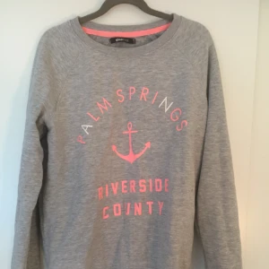 - Somrig sweatshirt med rosa tryck
