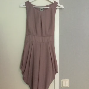  - Klänning från Asos. Ljungfärgad. Står storlek 38 men är mer som 36. I fint skick.