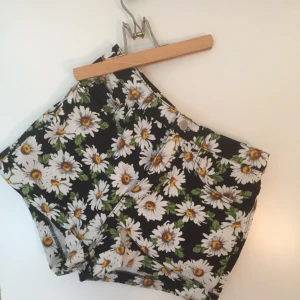  - Shorts, blommiga i stretch 