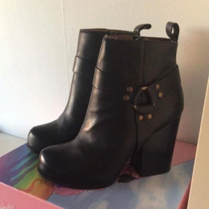  - Slutsålda Rum Moto Boot från Jeffrey Campbell, äkta skinn, oanvända. Nypris 1499kr.   Finns i Stockholm! Kan skickas mot fraktkostnad. 