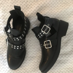  - Svarta MC-liknande boots från HM divided. Knappt använda, storlek 38. 