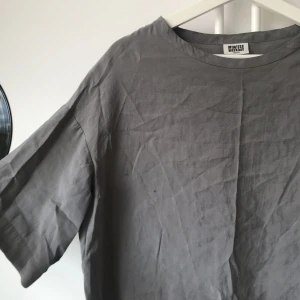  - Vid blus/skjorta från Weekday. Har två små revor i tyget på högra sidan fram, se sista bilden. Är inget som syns när den används dock då det då hamnar mer på sidan :)