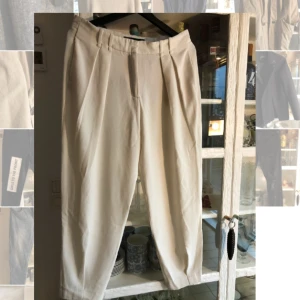  - Gubbbyxor från zara, baggymodell med söm nedtill. Längd Till anklarna. Offwhite. Faktar mot kostnad, har katt.