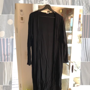  - Fin tunika med slitsar på sidorna, ingen knäppning framtill, härlig viskos. Ej urtvättad men använd. Har katt fraktar mot kostnad.