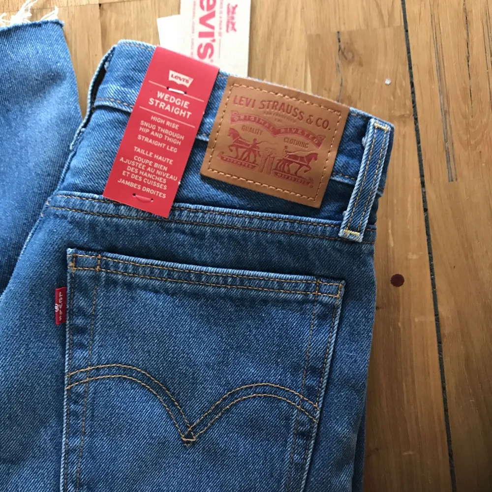 Helt nya, oanvända Levi’s i modellen Wedgie Straight. Jeans & Byxor.