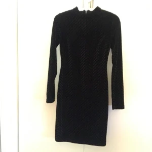  - Snygg tajt klänning ifrån minimum 