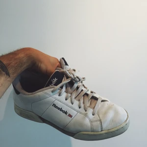  - Klassiska sneakers från Reebok. Inhandlade tidigt 2000-tal. Okej skick!