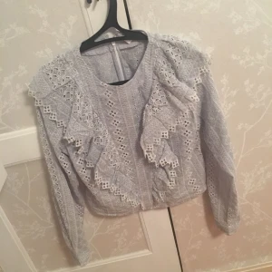  - En blus som köptes från Hm för några veckor sedan, för 399 då jag var i behov av ett plagg. Synd nog har denna blus inte kommit till användning och därför säljer jag den