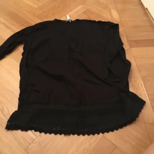  - Vid tunika (perfekt med skärp runt midjan). Virkad kant.  OBS! För bättre bild, se föregående annons. Den vita tunikan är i samma modell. 