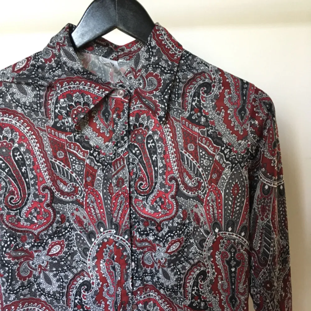 Vintage skjorta med paisleymönster, 70-tal! Gott skick. . Blusar.