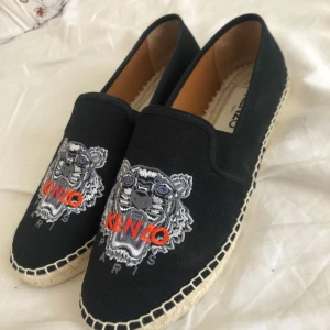  - Kenzo skor i storlek 39.  Nypris 1799kr Använda en gång, säljer pga att dom inte kommer till användning.☺️