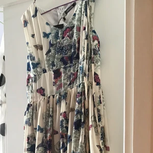  - Lång sommarklänning med fjärilar på...Skönt material...Passar S/M 