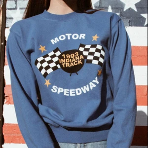  - Supermysig sweatshirt från Brandy Melville💙 Vintage känsla och jättemjuk på insidan😇 Endast provad så helt i nyskick! Inköpt nyligen för 390 kr. Skriv för frågor eller fler bilder! Frakt ingår<3 