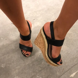  - Klackar i kork och med spänne från Tiamo. Använda vid ett tillfälle, mycket fint skick. Nypris 999:- 