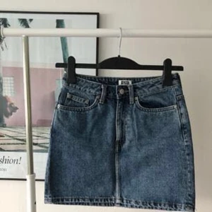 - Jeanskjol från Weekday, köpt förra sommaren för 400kr. Dock är den lite stor på mig så jag har knappt använt den. Skriv för bilder och frågor!💘  Fri frakt!🌸