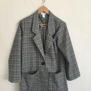  - Kavaj från Monki. Använd endast en gång. 50 kronor tillkommer i frakt, eller mötas upp Malmö