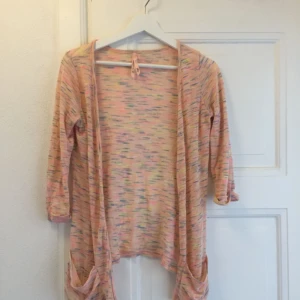  - 🌸🌼🌵 Tunn fin tröja köpt i Australien. Halvkorta ärmar och lite transparent i tyget. Köparen står för frakt.