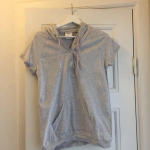  - Grå topp med huva från BikBok. Köparen står för frakt✨