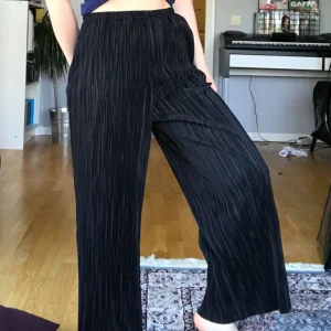  - Vida byxor från hm. Använda fåtal gånger. Möts upp i Stockholm annars tillkommer frakt 