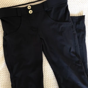  - Säljer byxor från Freddy, oanvända i storlek small. 