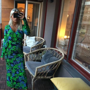  - Trots att det tar emot så kommer den här magiska klänning inte till användning. Från HM TREND. Snörning i midjan och omlott urringning. Oanvänd endast prövad. 