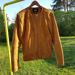  - En  jacka i äkta Mocka från märket "Native youth". Jackan är  strl S men känns och är som en M.Jackan är i fint skick då den inte ens är en säsong gammal och då jag vårdar mina kläder utmärkt. Köpt på zalando. Säljer jackan för att jag är en shoppaholic och har alldeles för mycket kläder speciellt jackor. Bor i Bålsta, jobbar i Stockholm och har tjej i Västerås så kan mötas upp lite vart som. 😄