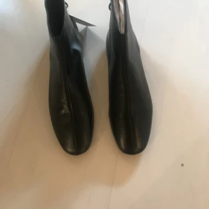  - Svarta skor i äkta läder från Zara i storlek 37. Helt oanvända, de är en aning för små för mig och tydligen krympte inte mina fötter som jag uppenbarligen trodde eftersom jag inte lämnade tillbaka dem inom tiden. 