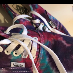  - Snygga Vans som ej säljs längre. Nypris 749:- och använda en gång. Damstorlek US 8 och Men US 6,5. Kan mötas upp i Sthlm, Gullmarsplan