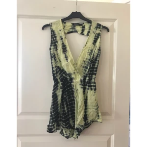  - Somrig byxdress med öppen rygg, endast använd ett fåtal gånger.