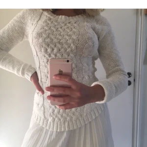  - Superfin stickad tröja, säljs p.ga använts för lite. Sitter bra på även de med storlek S