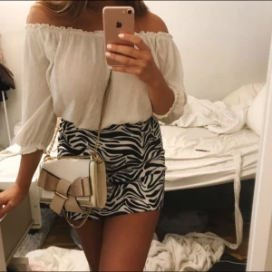  - Supersnygg zebra-kjol! Storlek 38, använd 2 gånger. Köparen står för frakten 💕