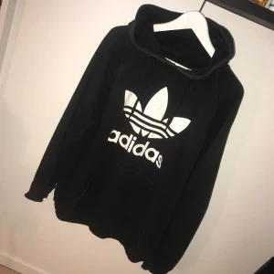  - Adidas hoodie i fint skick förutom att märket spruckit lite på vissa ställen, men annars hel! Kan posta men då står köparen för frakten!
