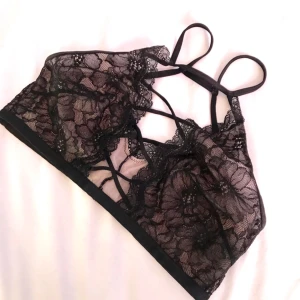  - Superfin bralett ifrån h&m med fina detaljer. Mötes upp sthlm/västerås eller postar mot en fraktkostnad på 58kr ink spårbar 🕊