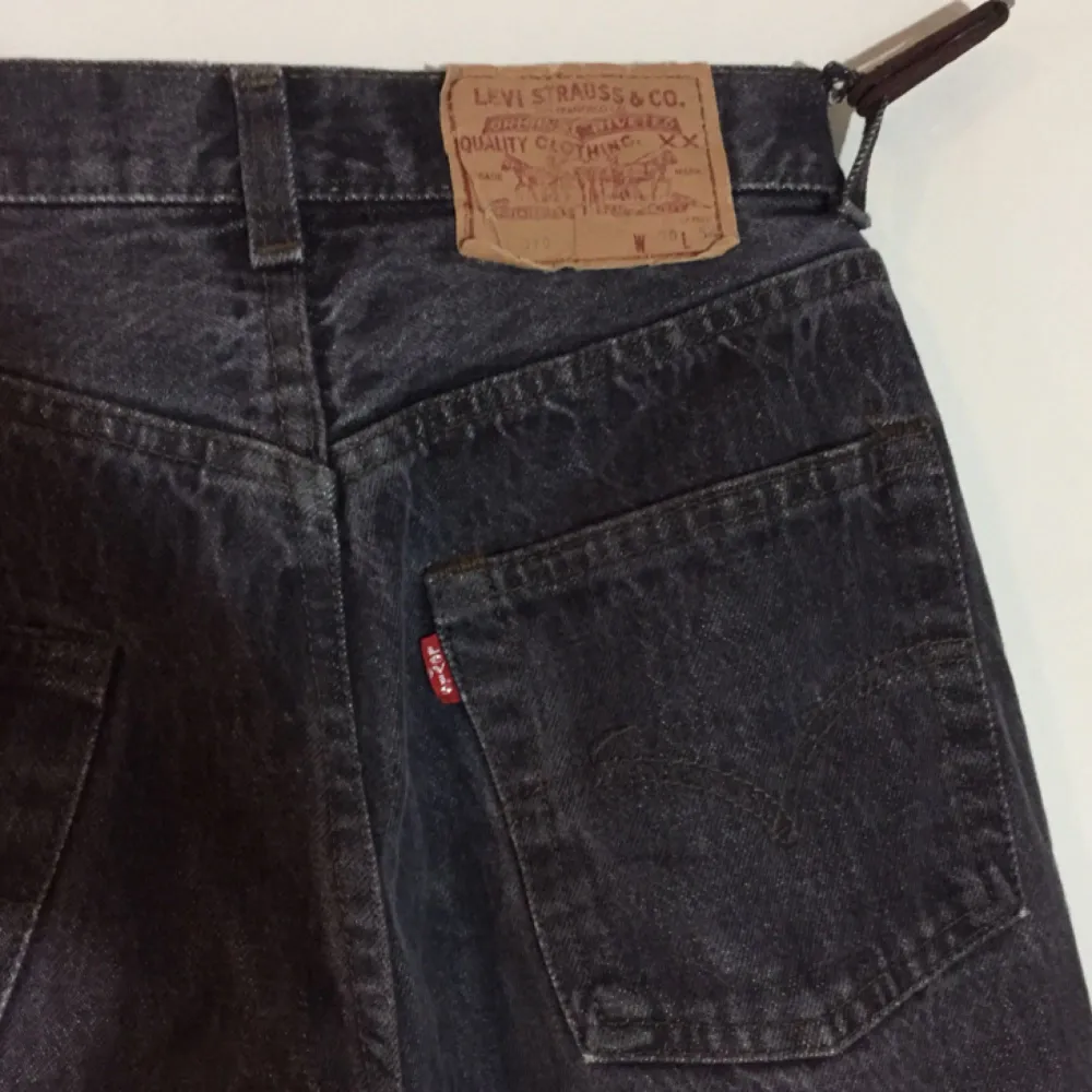 Grå Levis jeans. Väldigt sköna och sitter supersnyggt! Dom är avklippta så skulle gissa på att dom kanske är 30/32 i längden nu istället. Pris går att diskutera. . Jeans & Byxor.