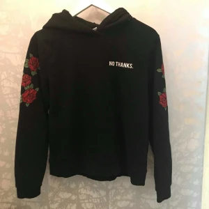  - Hoodie med text på bröstet  Jättefin!