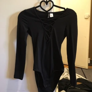  - Body med snörning från H&M 