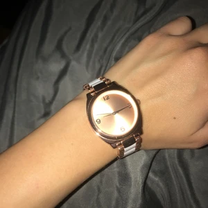  - Fin rosé guld klocka, köpt för 250 kr. 